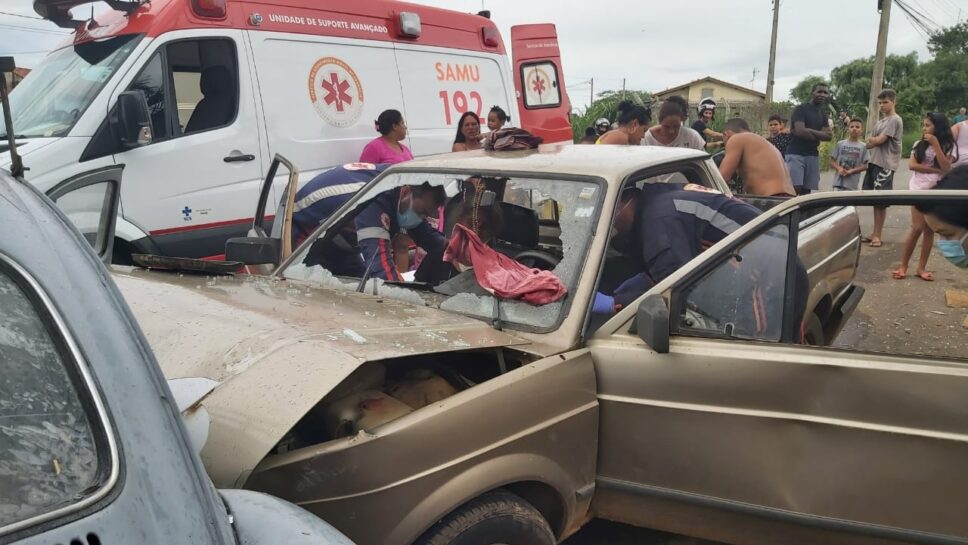 Acidente entre saveiro e fusca deixa 5 pessoas feridas no bairro São Bento