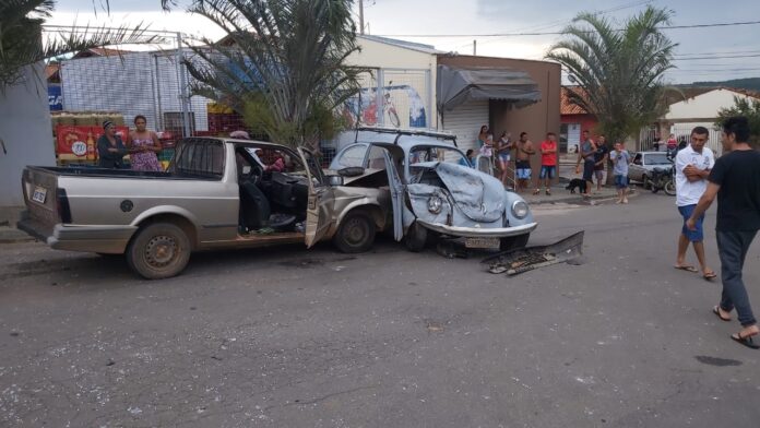 Acidente entre saveiro e fusca deixa 5 pessoas feridas no bairro São Bento