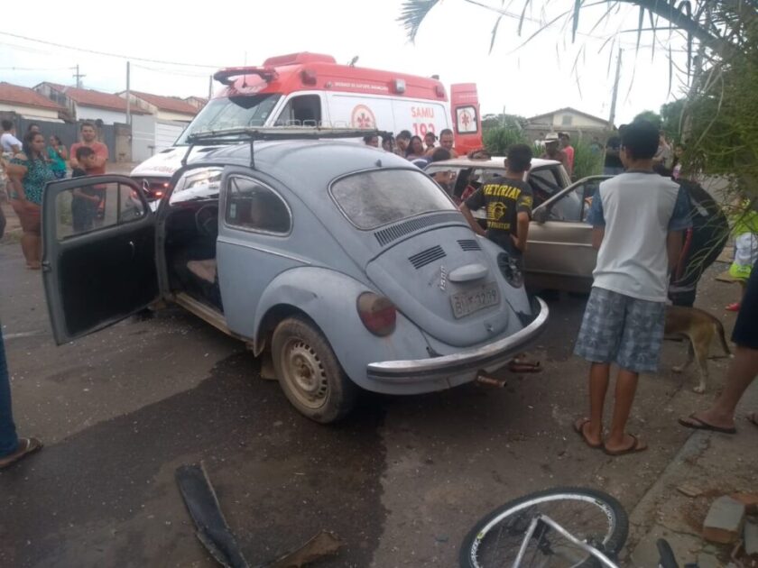 Acidente entre saveiro e fusca deixa 5 pessoas feridas no bairro São Bento