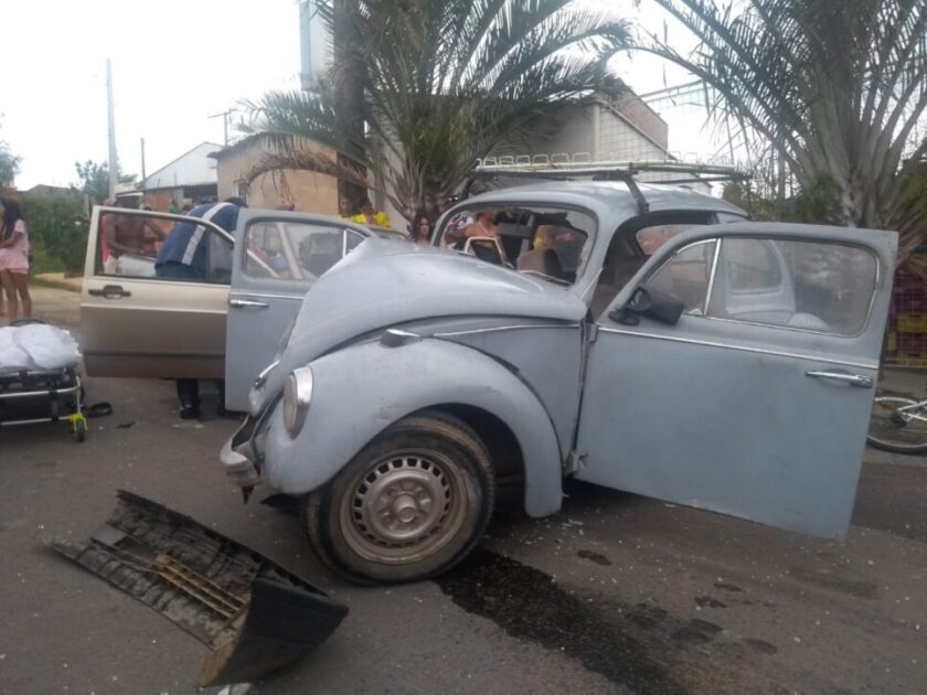 Acidente entre saveiro e fusca deixa 5 pessoas feridas no bairro São Bento