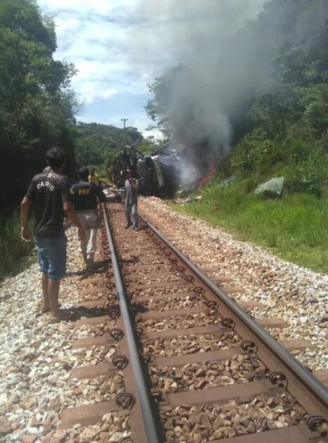 Ônibus cai de viaduto na BR-381