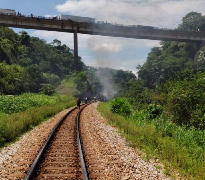 Ônibus cai de viaduto na BR-381 e segundo Corpo de Bombeiros, há pelo menos 15 mortos