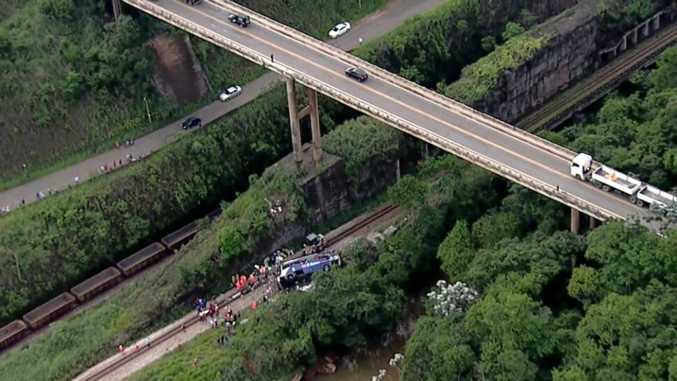 Ônibus cai de viaduto na BR-381 e segundo Corpo de Bombeiros, há pelo menos 15 mortos