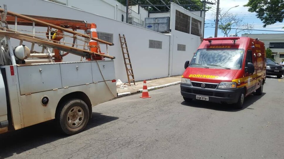 Pintor é resgatado em estado grave após ser eletrocutado e cair de 10 metros de altura