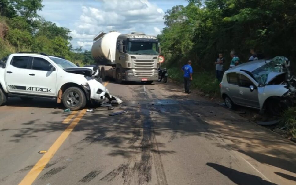 Casal de idosos vem a óbito em acidente entre caminhonete e carro na rodovia MG-444