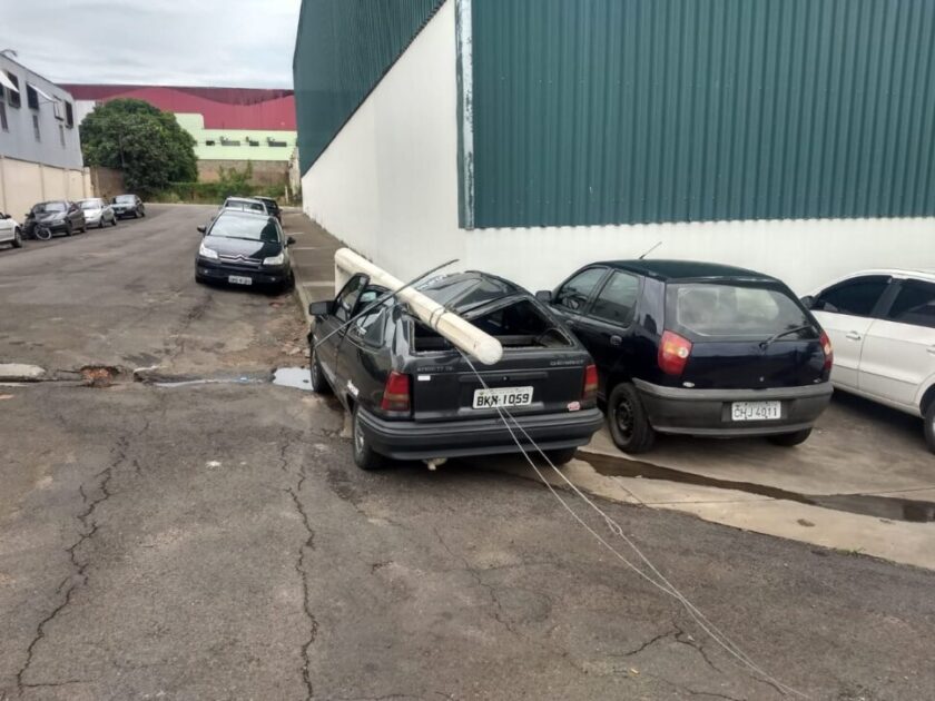 Caminhão Baú enrosca na fiação e poste cai sobre carro estacionado no Distrito Industrial