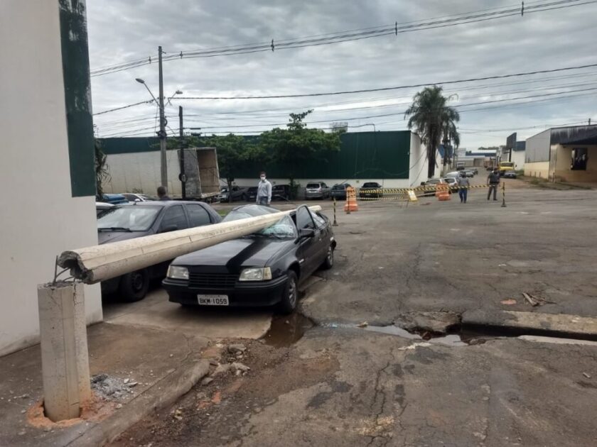 Caminhão Baú enrosca na fiação e poste cai sobre carro estacionado no Distrito Industrial