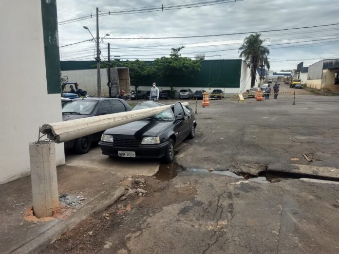 Caminhão Baú enrosca na fiação e poste cai sobre carro estacionado no Distrito Industrial