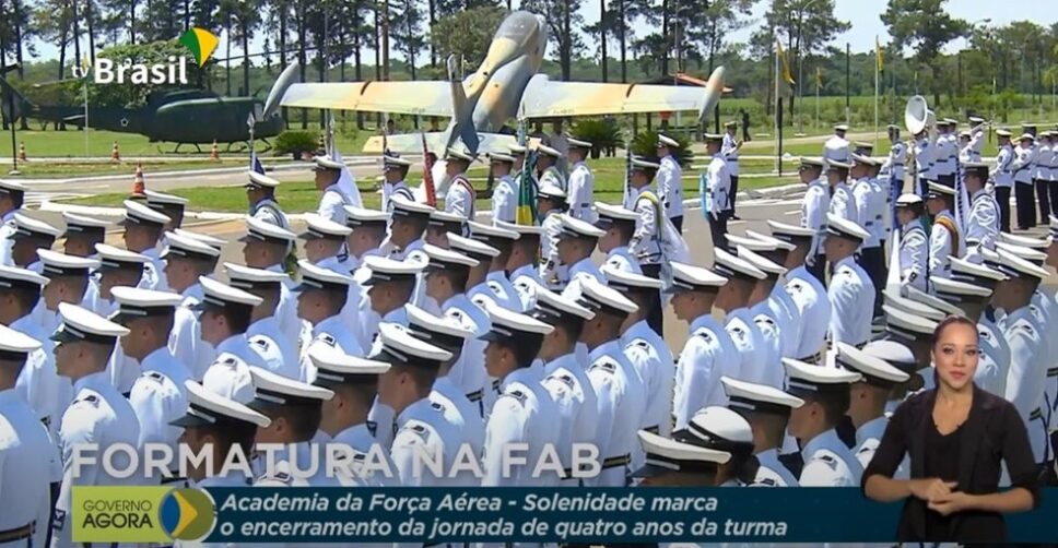 Bolsonaro visita Pirassununga, SP, para participar de cerimônia com militares da FAB