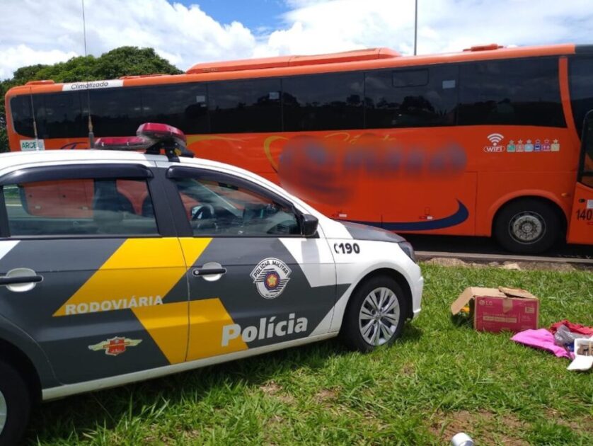 Polícia Militar Rodoviária apreende espingarda e munições em ônibus