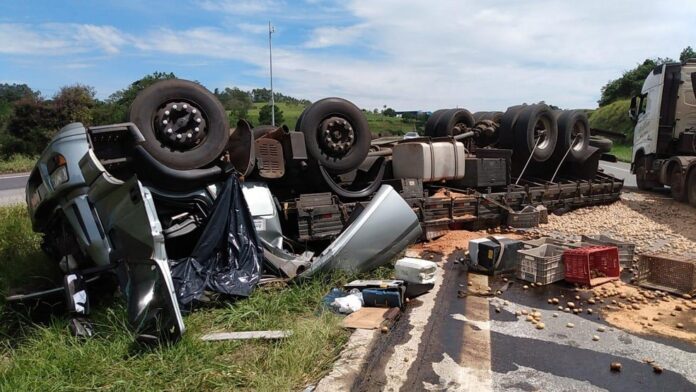 Motorista morre após caminhão capotar na BR-381