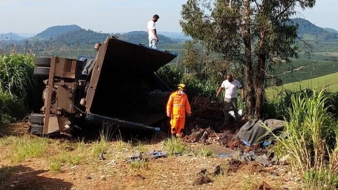 Motorista fica ferido após caminhão tombar as margens da rodovia MG-146