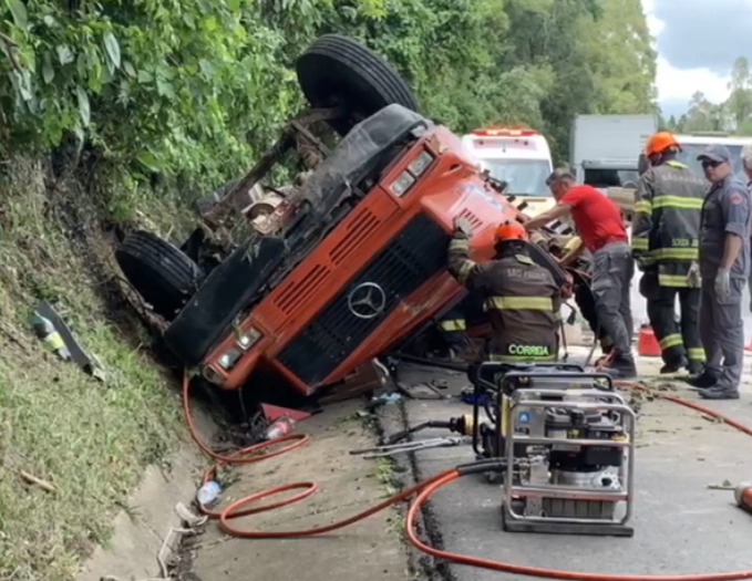 Motorista de caminhão perde a vida em acidente na rodovia SP-342