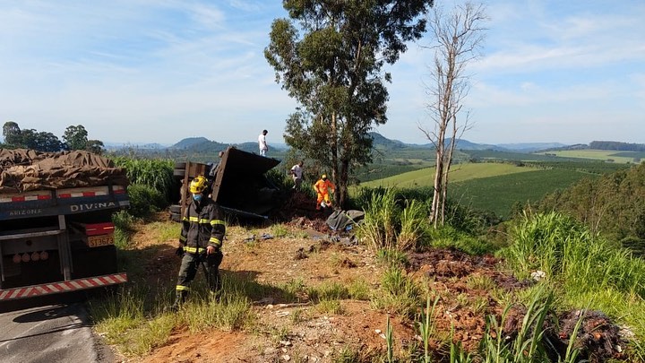 Motorista fica ferido após caminhão tombar as margens da rodovia