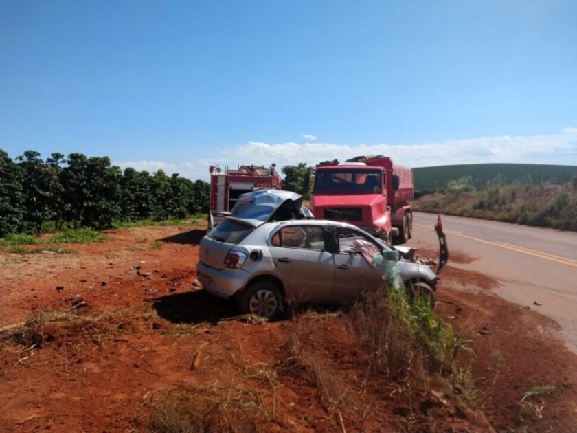 Acidente entre carro e caminhão deixa uma pessoa morta 