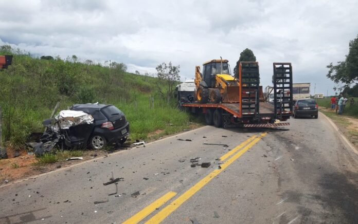 Acidente entre carro e carreta deixa uma pessoa morta na rodovia MG-290