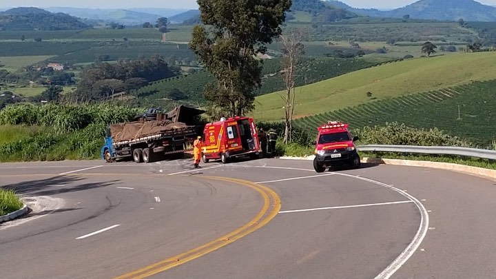 Motorista fica ferido após caminhão tombar as margens da rodovia 