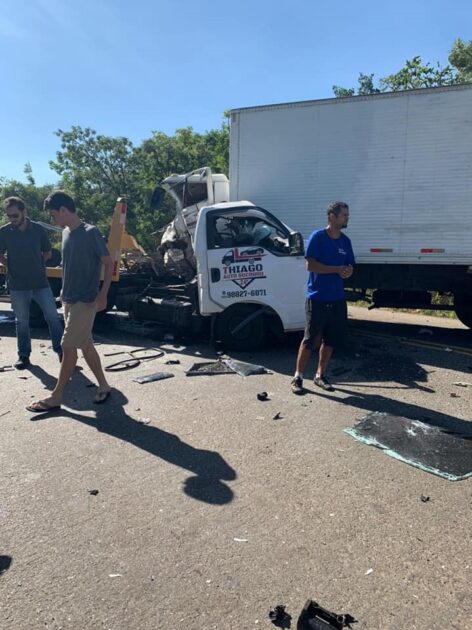 Caminhões batem de frente e um dos motoristas morre 