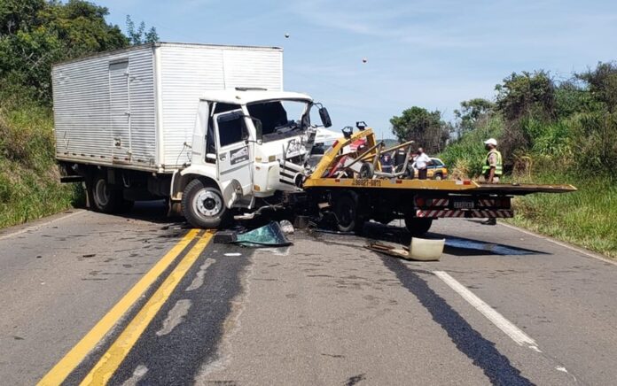 Caminhões batem de frente e um dos motoristas morre na MGC-265