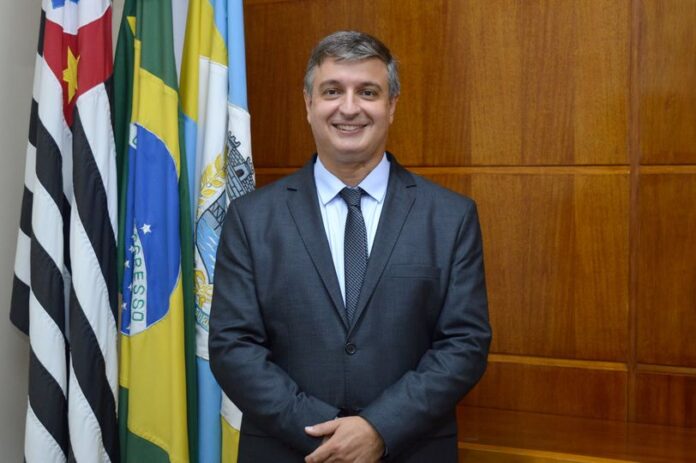 Prefeito Márcio Zanetti assina termo de renúncia parcial de seus subsídios