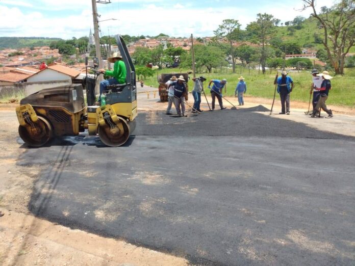 Prefeitura inicia serviços de tapa buracos em pontos críticos da cidade