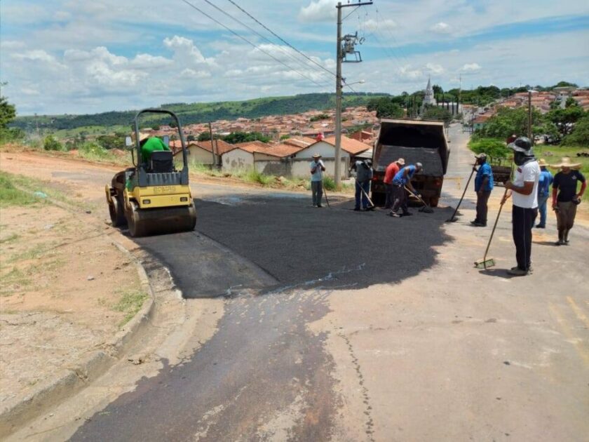 Prefeitura inicia serviços de tapa buracos em pontos críticos 