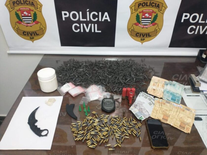 Polícia Civil cumpre mandado, prende homem, armas, pinos e grande quantidade de munições