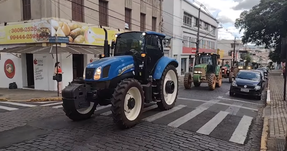 Agricultores fazem ‘tratoraço’ contra cobrança de ICMS em insumos de alimentos em Rio Pardo e região