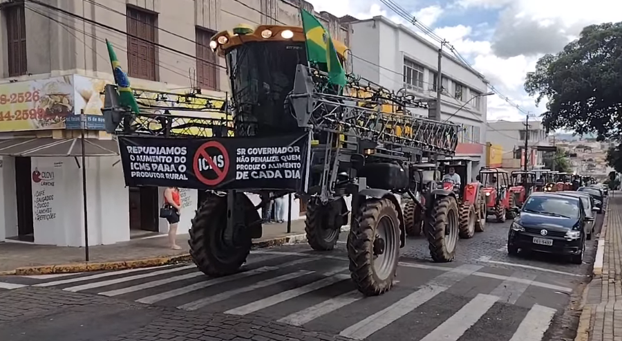 Agricultores fazem ‘tratoraço’ contra cobrança de ICMS em insumos de alimentos em Rio Pardo e região