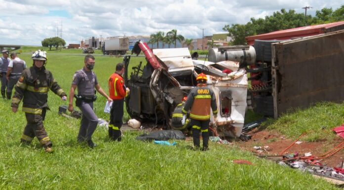 Caminhão tomba na Rodovia Anhanguera e motorista vem a óbito no local