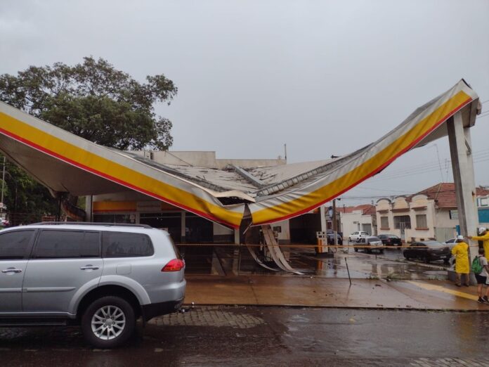 Chuva derruba árvores e cobertura de um posto de combustíveis