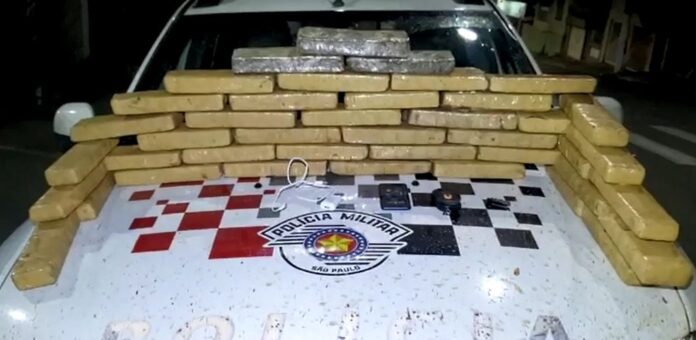 Polícia Militar apreende 50 kg de maconha em carro abandonado em rodovia