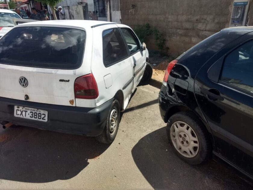 Motorista bebum colide contra muro de residência, tenta fugir e bate em outro veículo