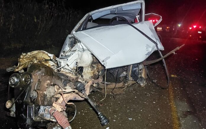 Batida entre veículos deixa uma pessoa morta e outra gravemente ferida