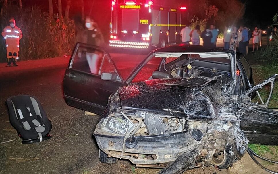 Batida entre veículos deixa uma pessoa morta e outra gravemente ferida em São José da Barra, MG — Foto: Hélder Almeida