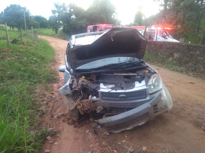 Acidente deixa 4 pessoas feridas em estrada de terra próximo entrada da fazenda Tubaca