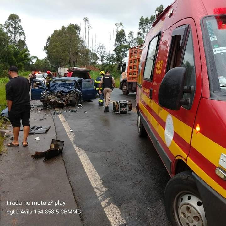 Acidente entre carro e caminhão 