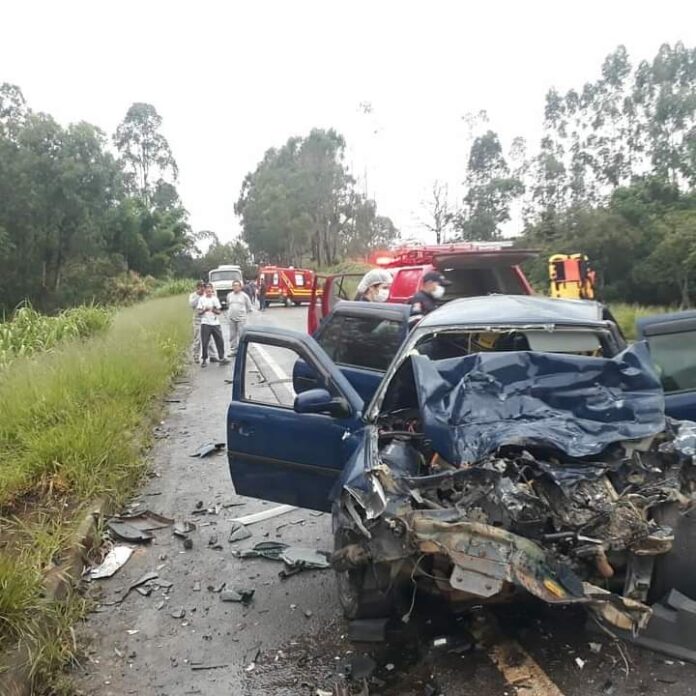 Acidente entre carro e caminhão deixa uma pessoa gravemente ferida na BR-146