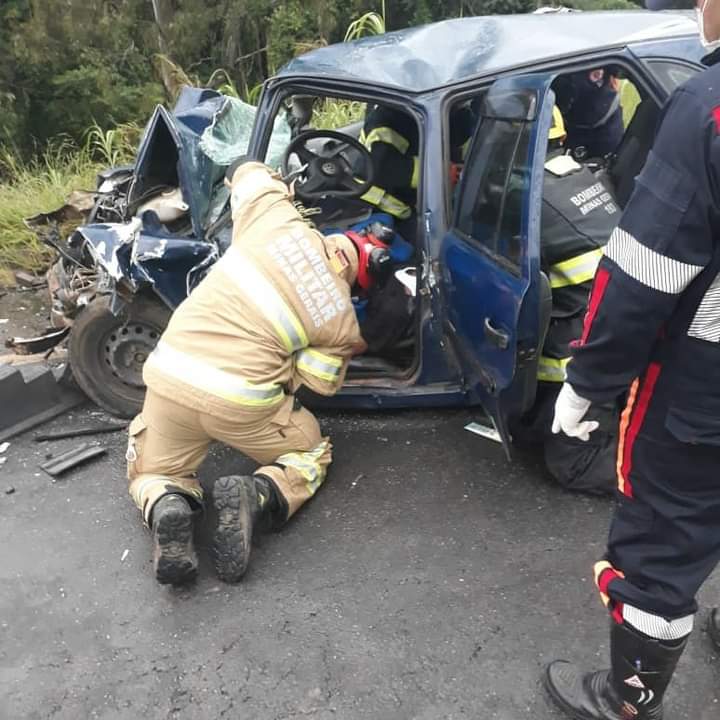 Acidente entre carro e caminhão deixa uma pessoa gravemente ferida na BR-146