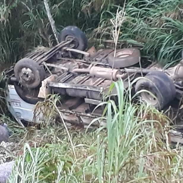 Acidente entre carro e caminhão deixa uma pessoa gravemente ferida 