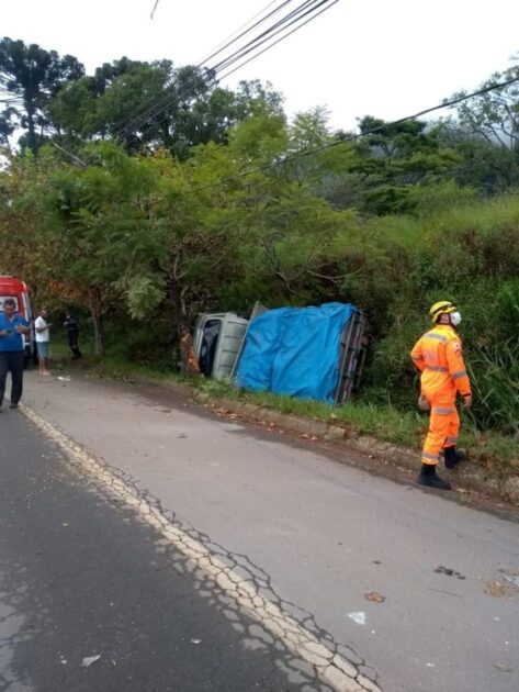 Motorista cochila no volante e colide contra poste 