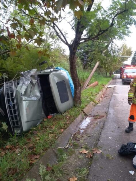 Motorista cochila no volante e colide contra poste de iluminação pública