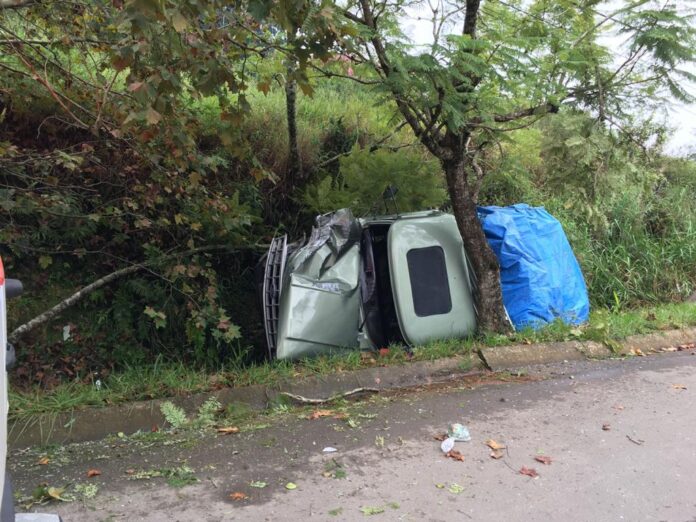 Motorista cochila no volante e colide contra poste de iluminação pública