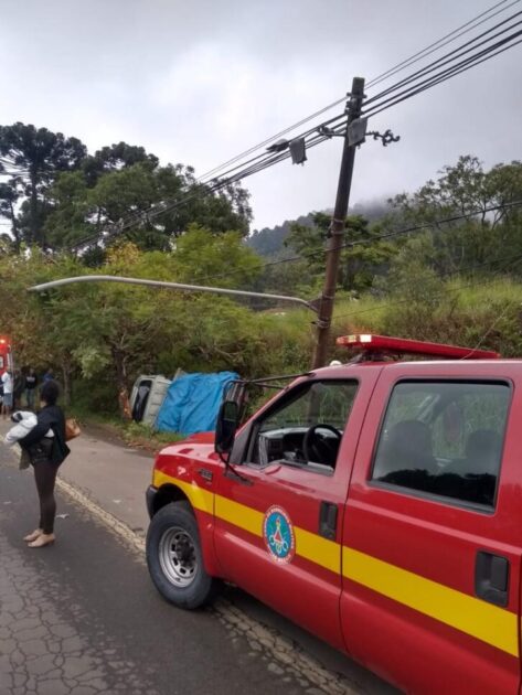 Motorista cochila no volante e colide contra poste de iluminação