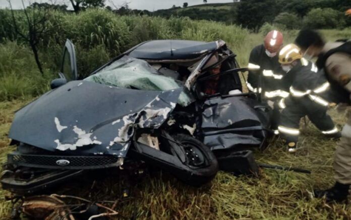 Mulher morre e dois ficam feridos após batida entre carro e caminhonete na BR-265