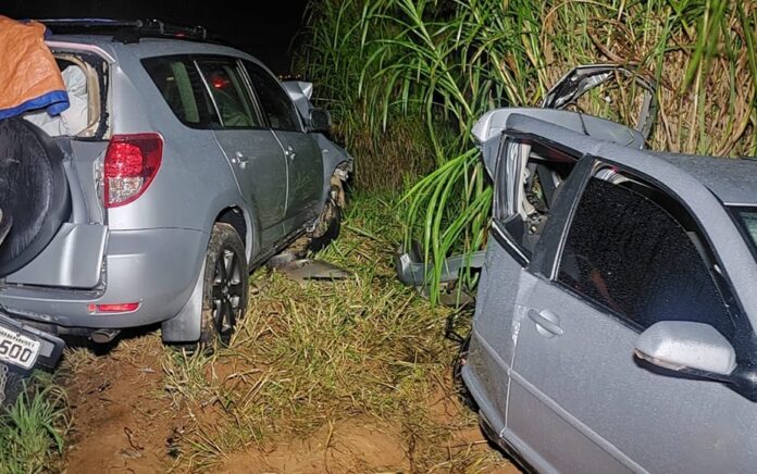 Homem morre em acidente envolvendo três veículos na rodovia LMG-856