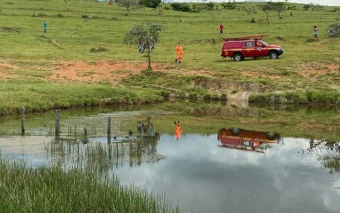 Pai tenta salvar filho e os dois morrem afogados em lagoa, na zona rural