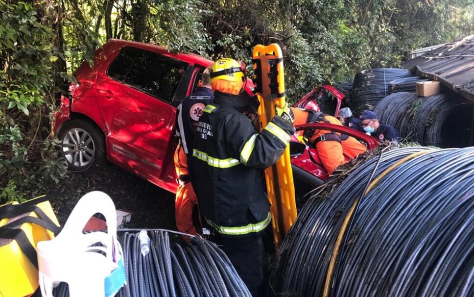 Acidente entre carreta e carro deixa quatro pessoas feridas