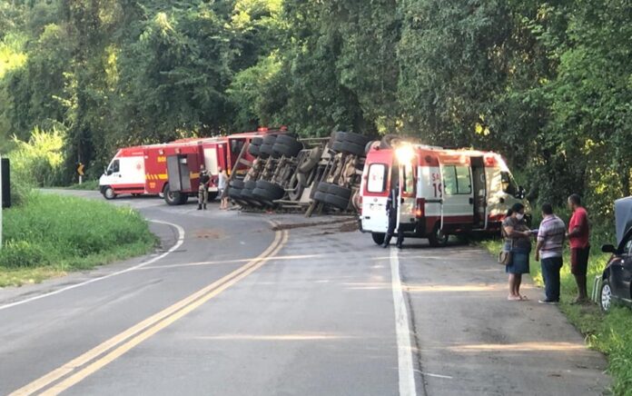 Acidente entre carreta e carro deixa quatro pessoas feridas na BR-354