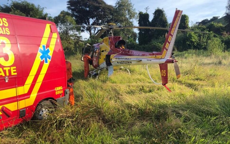 Uma das vítimas foi socorrida pelo helicóptero Arcanjo na BR-354, em Caxambu, MG — Foto: Corpo de Bombeiros